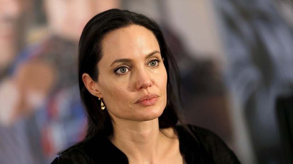 Angelina Jolie had Bell's palsy from the stress of divorce - Los