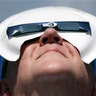 Tim Burt utiliza un paté de papel para sujetar sus gafas para ver el eclipse solar en Hopkinsville, Kentucky