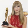 Singer Taylor Swift holds her Billboard woman of the year award backstage at the 2012 Billboard Music Awards in Las Vegas, Nevada, May 20, 2012.  REUTERS/Steve Marcus   (UNITED STATES - Tags: ENTERTAINMENT) (BILLBOARD-BACKSTAGE)