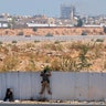 Libyan_Rebels_climbing_wall