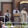Pope_incensces_in_the_stage_first