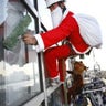 Santas_Around_World15
