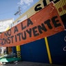 A banner that reads in Spanish 