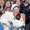 pope_francis_crowd_031913_2