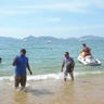 beach_workers_acapulco_2