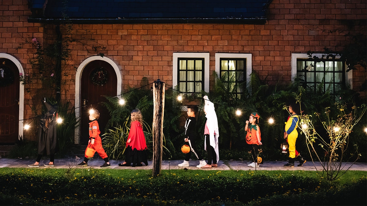 A little girl's scary headless Halloween costume has gone viral.