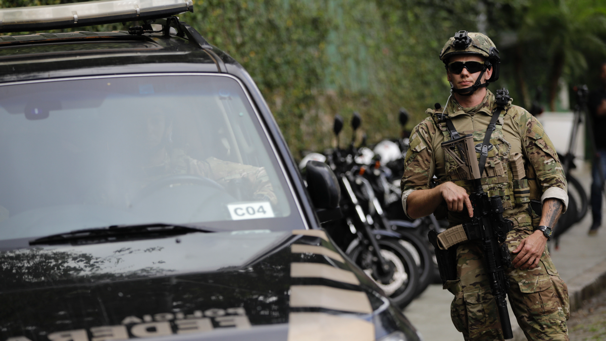 A federal police officer standing guard in Rio de Janeiro, in October 2018. The city is set to try "license to kill" policing next year, according to a report. (AP Photo/Leo Correa, File)