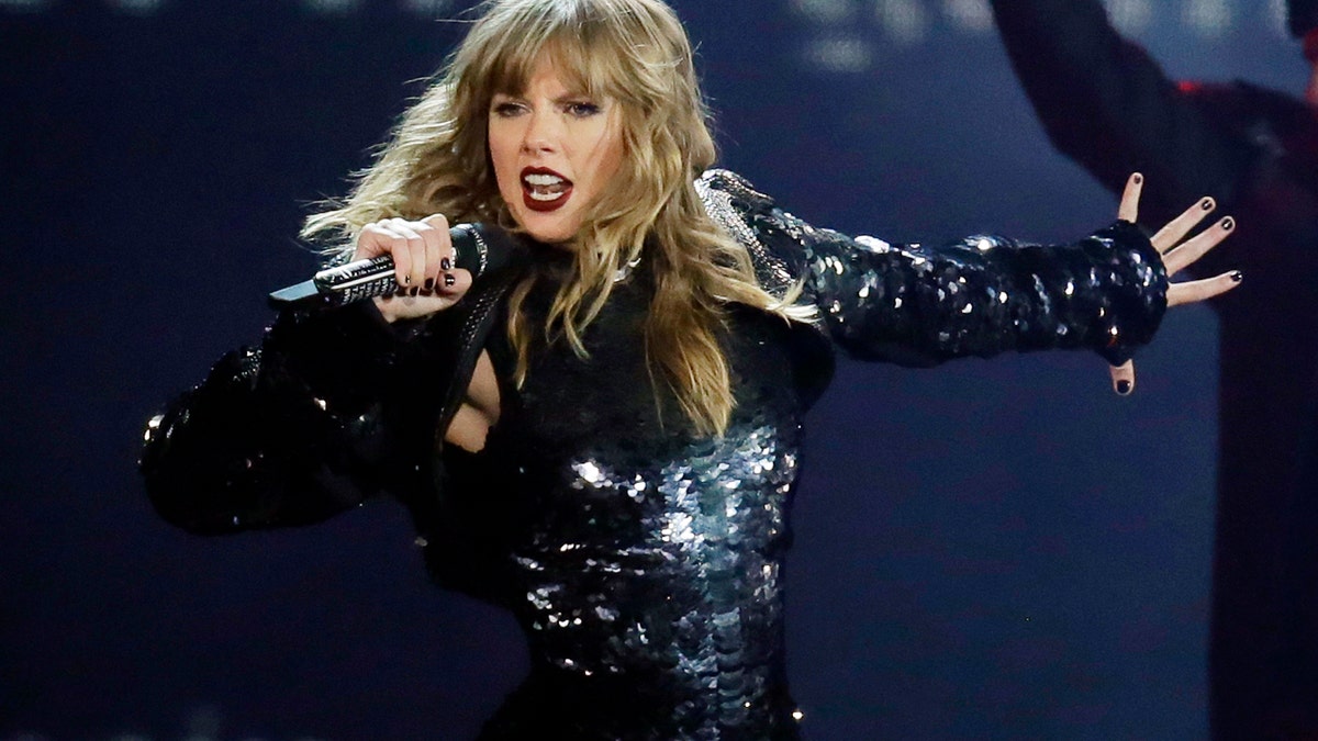 Taylor Swift will open the 2018 AMAs.