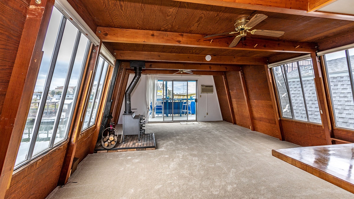 The houseboat was listed September 30.