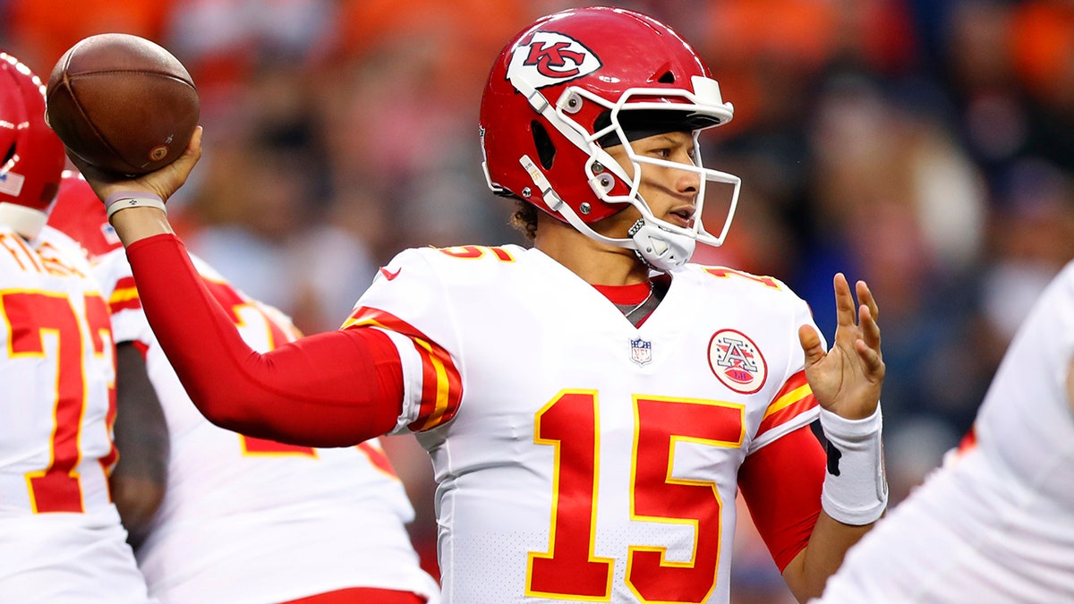 Patrick Mahomes Dazzles With Left-handed Pass On Kansas City Chiefs ...