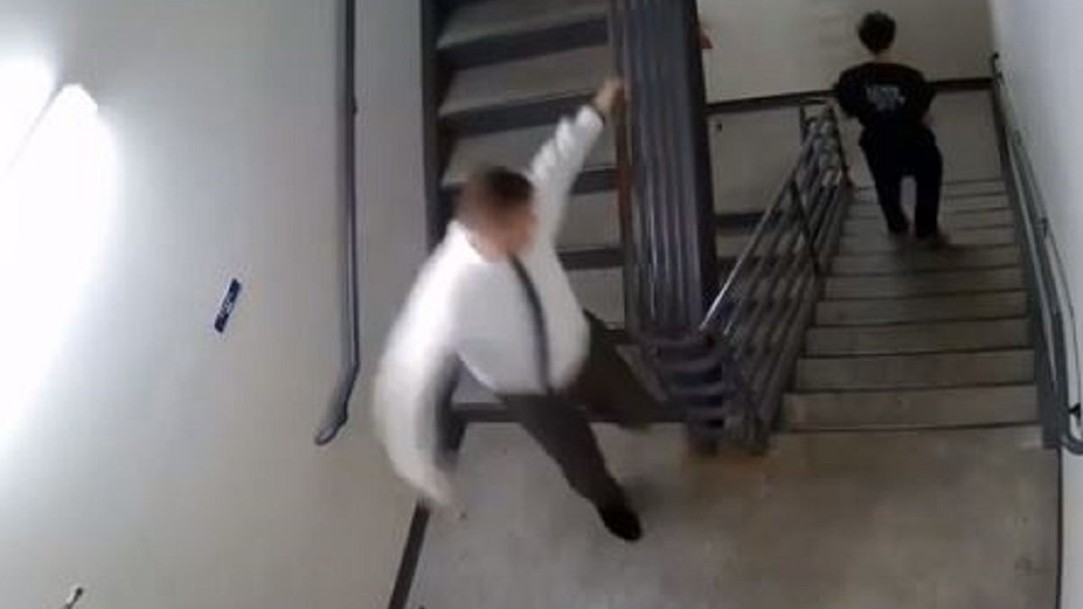A judge chases after a handcuffed prisoner attempting to escape a Washington state courthouse.
