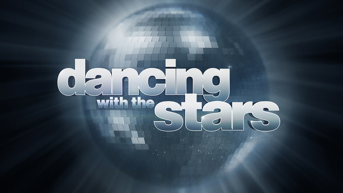 'Dancing With the Stars' featured a shocking elimination Monday.