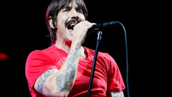 Red Hot Chili Peppers' Anthony Kiedis escorted out of Lakers game for profane fit