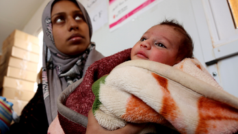Thousands of Syrians stuck in the desert risk starvation