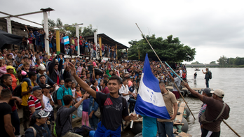 Migrants, police mass in town on Guatemala-Mexico border
