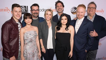 'Modern Family' cast re-creates group photo 10 years later for show's final season