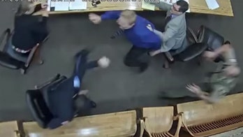 Oregon man lunges for police officer’s gun during trial in shocking video