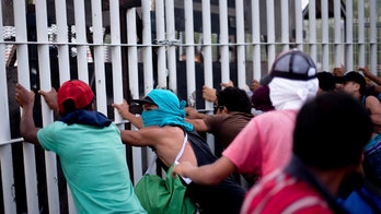 Migrant caravan appears to be moving northward faster, as crowds take advantage of free rides