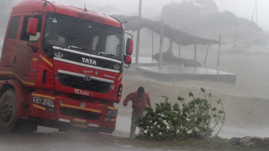 9 dead after severe cyclone hits eastern Indian coast