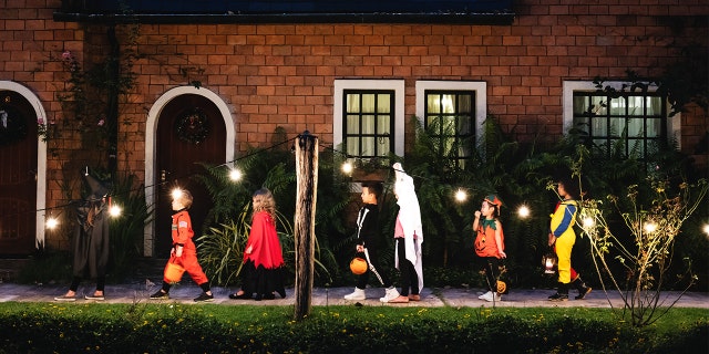 A little girl's scary headless Halloween costume has gone viral.