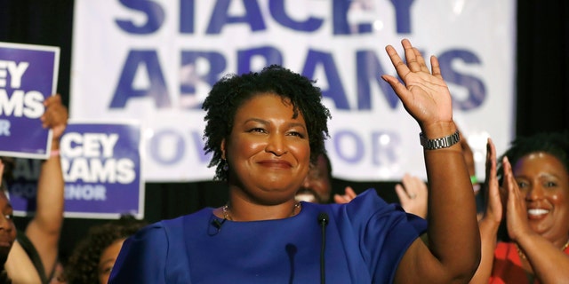 Ο δημοκρατικός κυβερνητικός υποψήφιος Stacey Abrams δήλωσε ότι το «μπλε κύμα» των μεσοπρόθεσμων εκλογών περιλαμβάνει μετανάστες χωρίς έγγραφα.