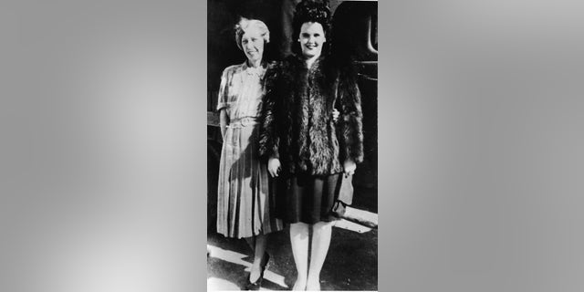 American aspiring actress and murder victim Elizabeth Short (1924 - 1947) (right) with her mother Phoebe Mae Short.