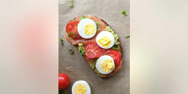 These 10 healthy lunch options offer brain-boosting benefits.