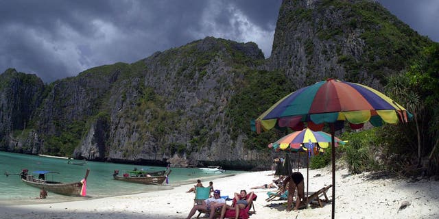Les touristes attrapent les rayons du soleil dans la baie reculée de Maya, dans le sud de la Thaïlande, rendue célèbre par le lieu de tournage du film Leonardo DiCaprio, 