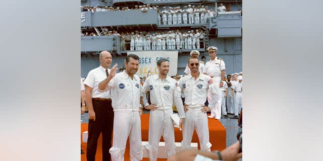 L’équipage d’Apollo 7 est accueilli à bord du USS Essex, le principal navire de récupération de la mission, le 22 octobre 1968. De gauche à droite, les astronautes Walter M. Schirra Jr., commandant; Donn F. Eisele, pilote du module de commande; et Walter Cunningham, pilote du module lunaire.