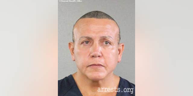 Ο Cesar Sayoc, από την Aventura της Φλόριντα, συνελήφθη σε σχέση με τα ύποπτα πακέτα που απεστάλησαν στους Δημοκρατικούς.  Είναι απεικονίζεται σε ένα παλιό κούτσουρο