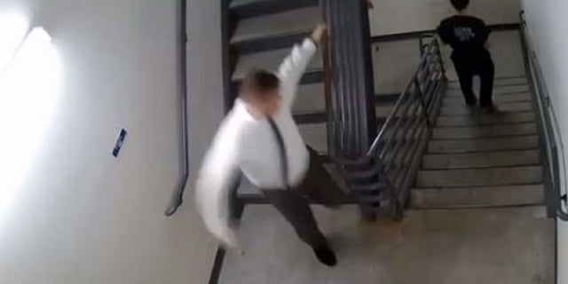 A judge chases after a handcuffed prisoner attempting to escape a Washington state courthouse.
