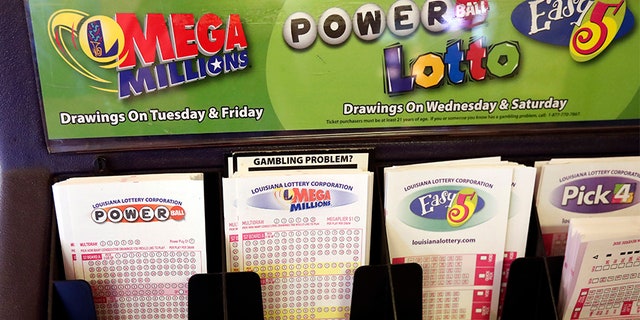 I moduli della lotteria per Louisiana Mega Millions, Powerball e altri giochi della lotteria riempiono un cassetto al The World Bar and Grill a Delta, Los Angeles.