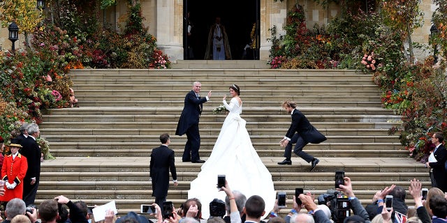 Princess Eugenie and her father Prince Andrew, Duke of York, arrive at St George's Chapel for her wedding to Jack Brooksbank in Windsor, Britain October 12, 2018. REUTERS/Toby Melville - RC157B358970