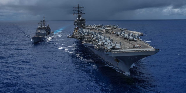 Un hélicoptère de l'US Navy s'est écrasé sur le pont d'envol de l'USS Ronald Reagan dans la mer des Philippines tôt vendredi, blessant plusieurs marins.