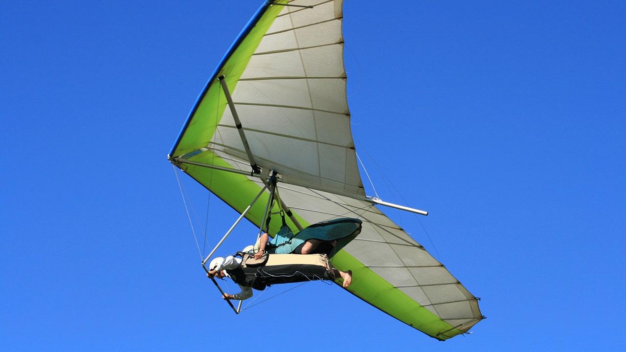 hang glider clutches to
