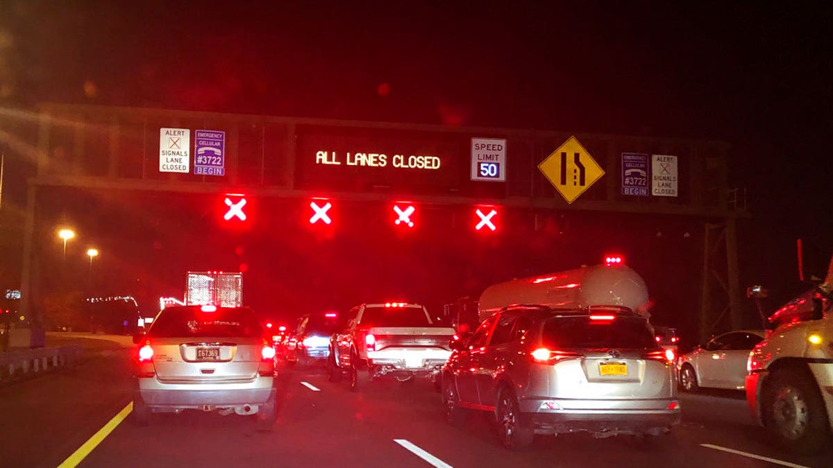 A chemical leak shut down Delaware Memorial Bridge in both directions Sunday evening, bringing traffic to a standstill on one of the busiest travel days of the year. 