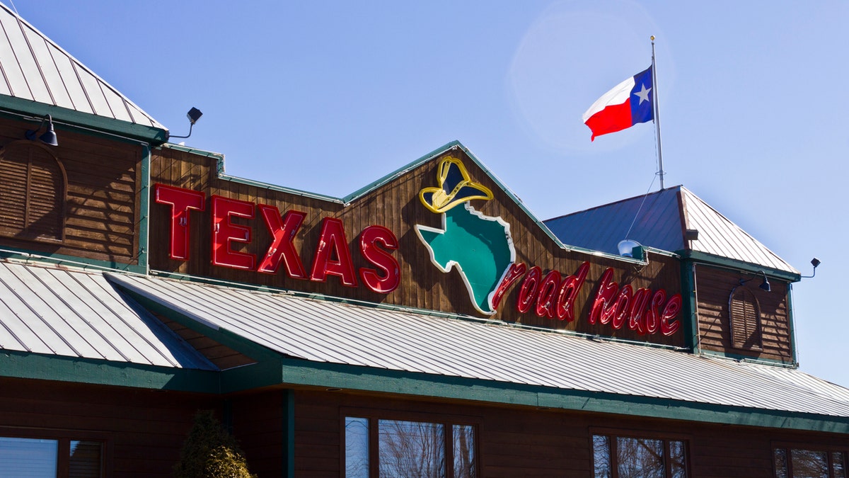 Texas Roadhouse has apologized for an incident last week involving a breastfeeding mother in Kentucky.