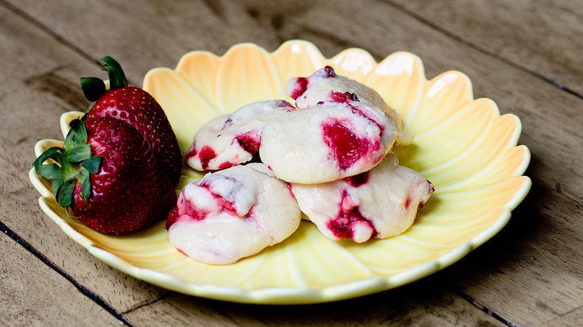 Strawberry Cheesecake Cookies 2_fox.jpg