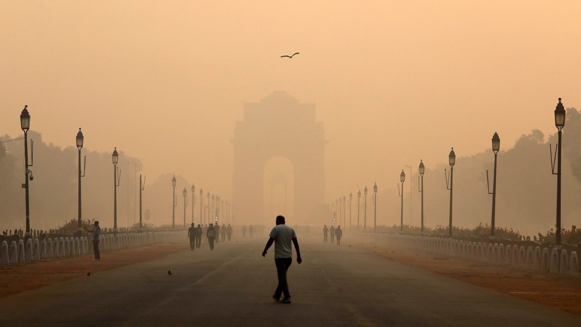 The India Gate shrouded in smog in New Delhi, India, Oct. 29, 2018. 