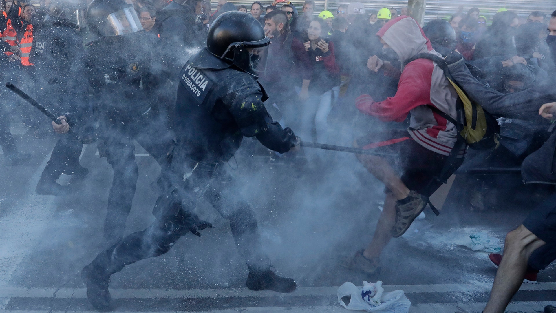 Police charge against protesters during a demonstration by CDR (Committees for the Defense of the Republic) in Barcelona, Spain, November 10, 2018. 