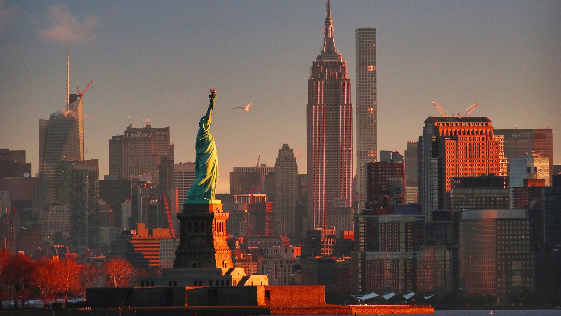At t new york. Нью Йорк 2023. Фото Нью Йорк Эмпайр. Статуя свободы Нью-Йорк. Эмпайр-Стейт-Билдинг и статуя свободы.