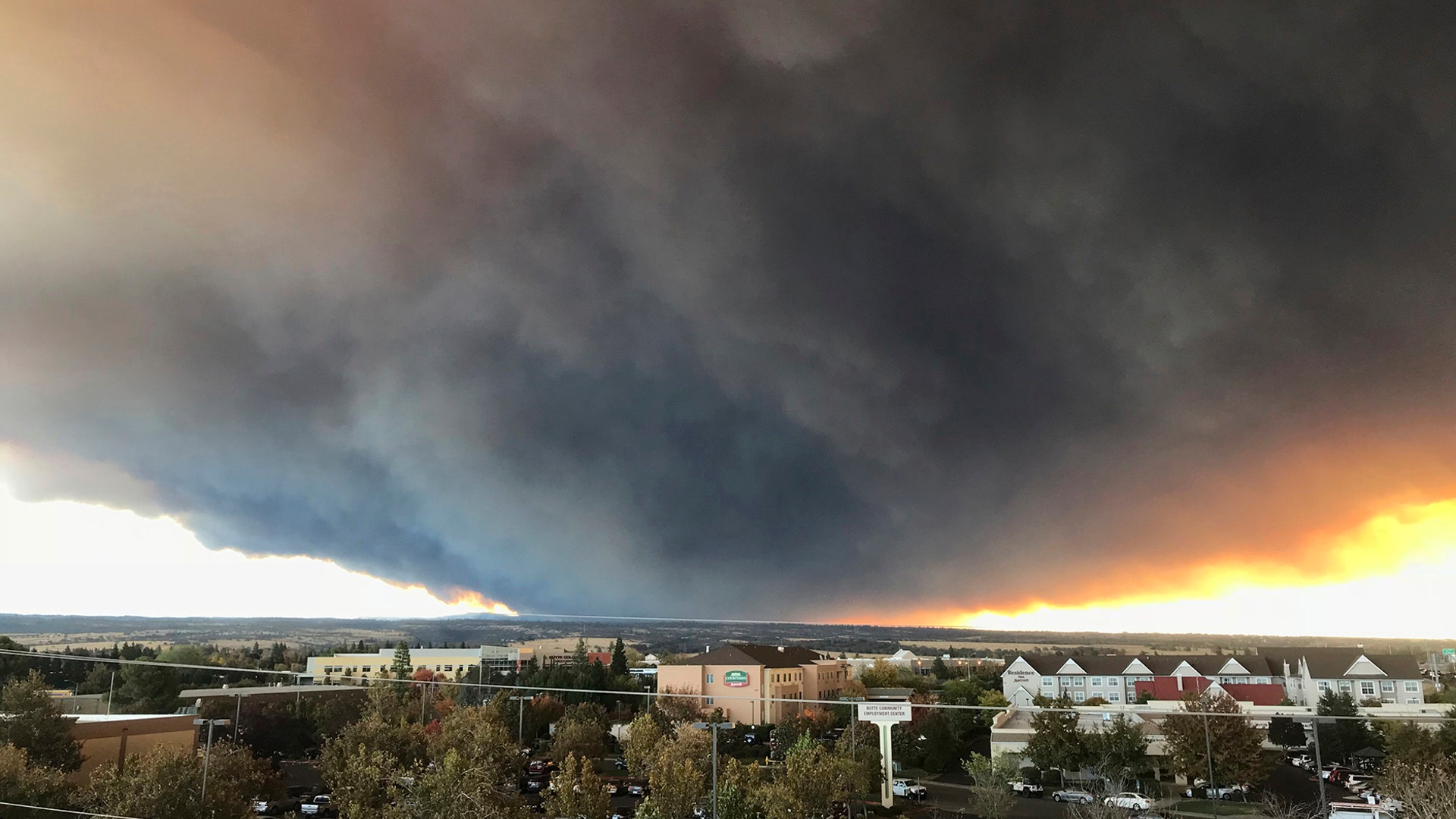 A massive plume from the Camp Fire, burning in the Feather River Canyon wafts over the Sacramento Valley as seen from Chico, California, November 8, 2018. 