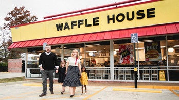 Alabama family takes Christmas pictures at Waffle House