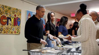Obama makes early Thanksgiving visit to Chicago food bank