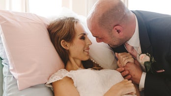 Couple weds days before bride's cancer death