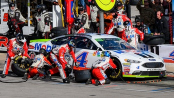 Harvick earns NASCAR championship shot with Texas win