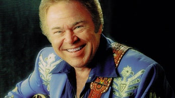 Roy Clark, 'Hee Haw' host and famed country guitarist, remembered as 'legend' and 'mentor'