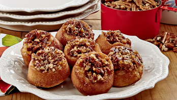 Sticky Pecan Mini-Buns