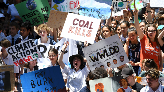 Thousands of Australian students protest climate change