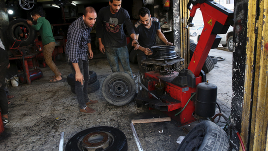 In Gaza, tire shortage hits motorists but not protesters